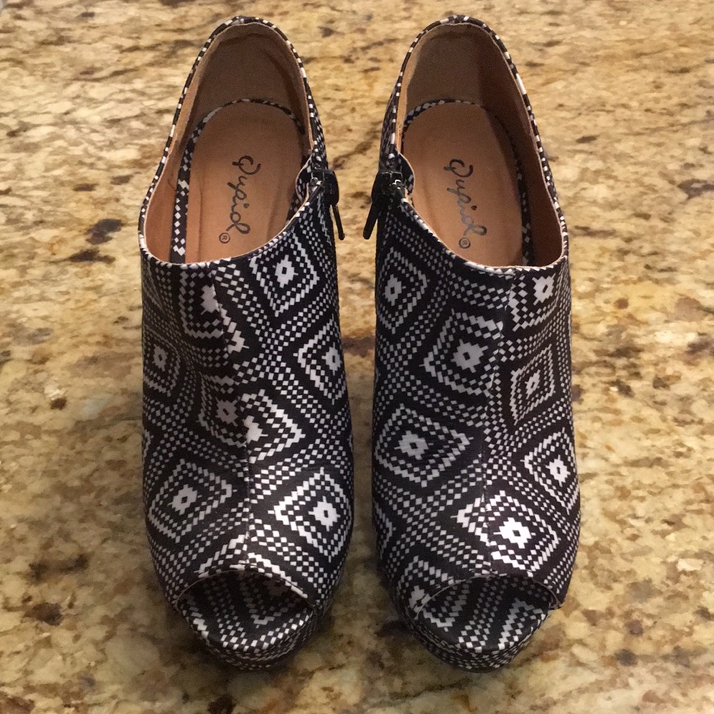 Qupid peep toe booties, size 7.